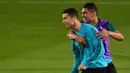 Pemain Real Madrid, Cristiano Ronaldo bercanda dengan rekannya Casemiro saat latihan di Stadion NY University Abu Dhabi, UAE, Senin (11/12/2017). Los Blancos bersiap jelang semifinal FIFA Club World Cup. (AFP/Giuseppe Cacace)