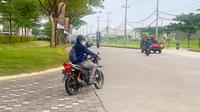Ilustrasi sepeda motor memasuki persimpangan jalan (Astra Motor Jateng)