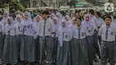 Pelajar mengikuti upacara peringatan hari Sumpah Pemuda di Museum Sumpah Pemuda, Jakarta, Senin (28/10/2019). Upacara yang diikuti sejumlah pelajar ini diselenggarakan dalam rangka memperingati Hari Sumpah Pemuda ke-91. (liputan6.com/Faizal Fanani)