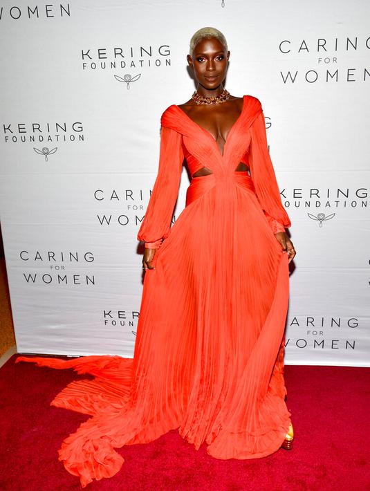 Jodie Turner-Smith menghadiri The Kering Foundation's Caring for Women Dinner di The Pool, New York, Amerika Serikat, 15 September 2022. Sama seperti Salma Hayek, Jodie Turner-Smith juga berpakaian formal untuk acara tersebut. (Photo by Evan Agostini/Invision/AP)