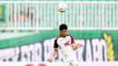 Pemain PSM Makassar, Dzaky Asraf, menghalau bola di udara dalam pertandingan lanjutan pekan ketiga BRI Liga 1 2023/2024 melawan Persikabo 1973 yang berlangsung di Stadion Pakansari, Cibonong, Jawa Barat, Jumat (14/7/2023). (Bola.com/Abdul Aziz)
