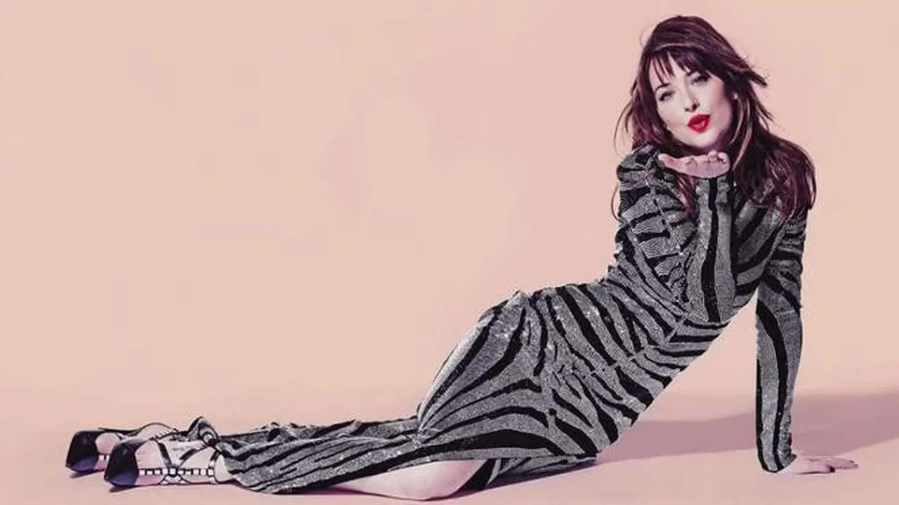 Intip Trik Cerdas Aplikasikan Maskara dari Nenek Dakota Johnson