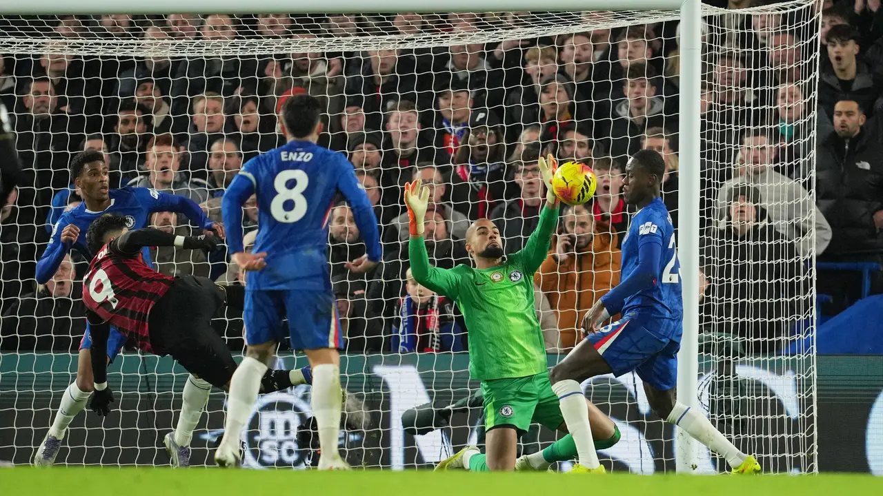 Kiper Chelsea, Robert Sanchez (kedua dari kanan), melakukan penyelamatan di depan pemain Bournemouth, Evanilson