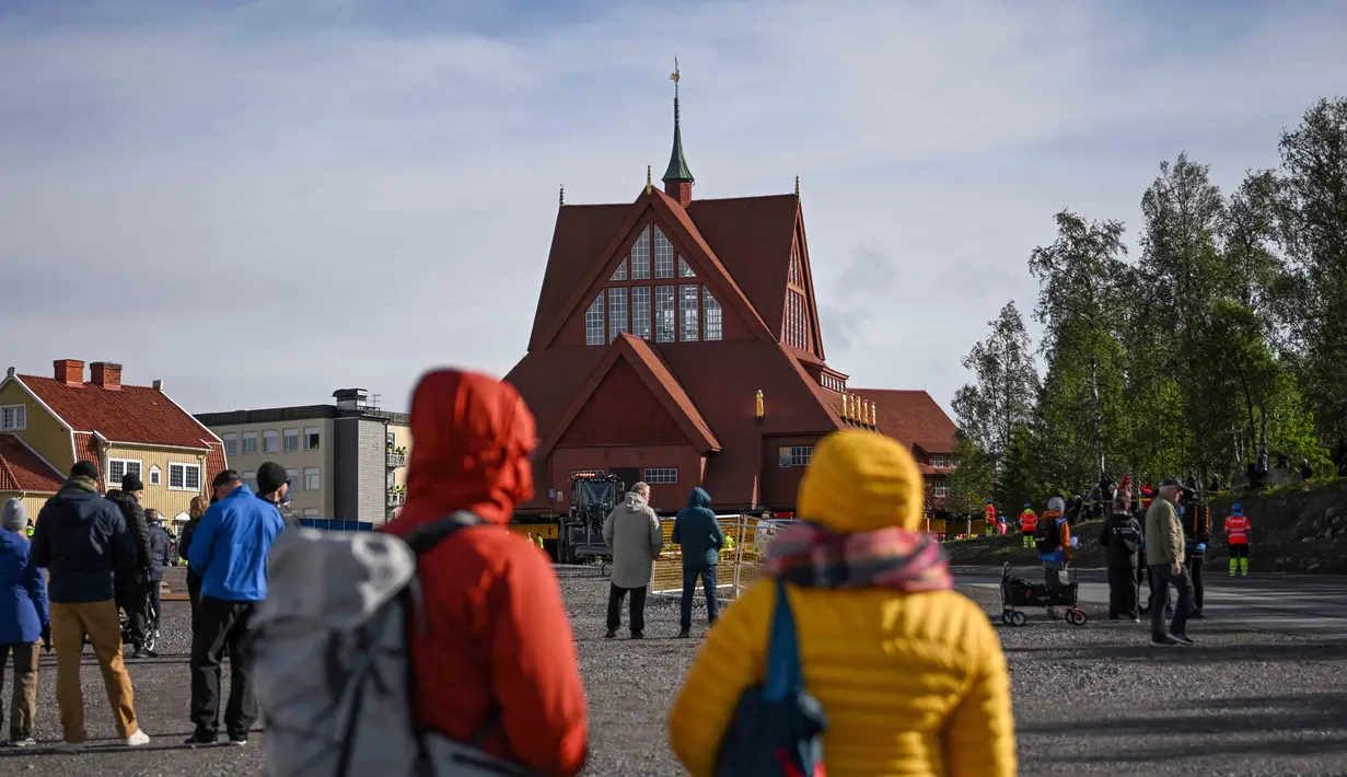 Sebuah gereja kayu bersejarah berusia 113 tahun dipindahkan—dalam kondisi utuh—sejauh lima kilometer ke pusat kota baru Kiruna, Swedia, pada 19 Agustus 2025. (Jonathan Nackstrand/AFP)