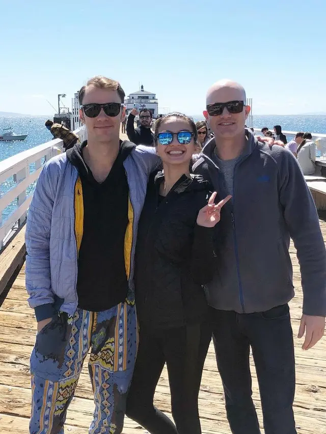 Tampilan Raline Shah saat Foto Bersama Brian Armstrong. [@ralineshah]