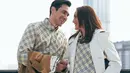 Dalam foto terbaru, Donna Agnesia dan Darius Sinathrya kompak kenakan busana dari Burberry [@dagnesia]