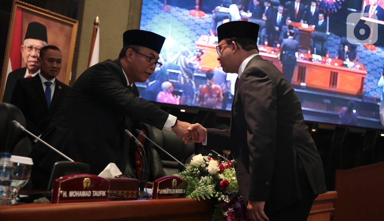 Gubernur DKI Jakarta Anies Basweden (kanan) bersalaman dengan Ketua DPRD DKI Jakarta Prasetio Edi Marsudi saat Rapat Paripurna di Gedung DPRD DKI Jakarta, Rabu (19/2/2020). DPRD DKI Jakarta mengesahkan Tata Tertib (Tatib) DPRD DKI Jakarta. (Liputan6.com/Angga Yuniar)