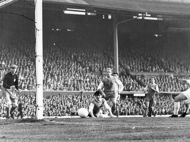 Alfredo Di Stefano (kanan) striker Real Madrid saat mencetak gol pertama pada final Liga Champions 1960 melawan Eintracht Frankfurt di Stadion Hampden Park, Glasgow. (AP/File)