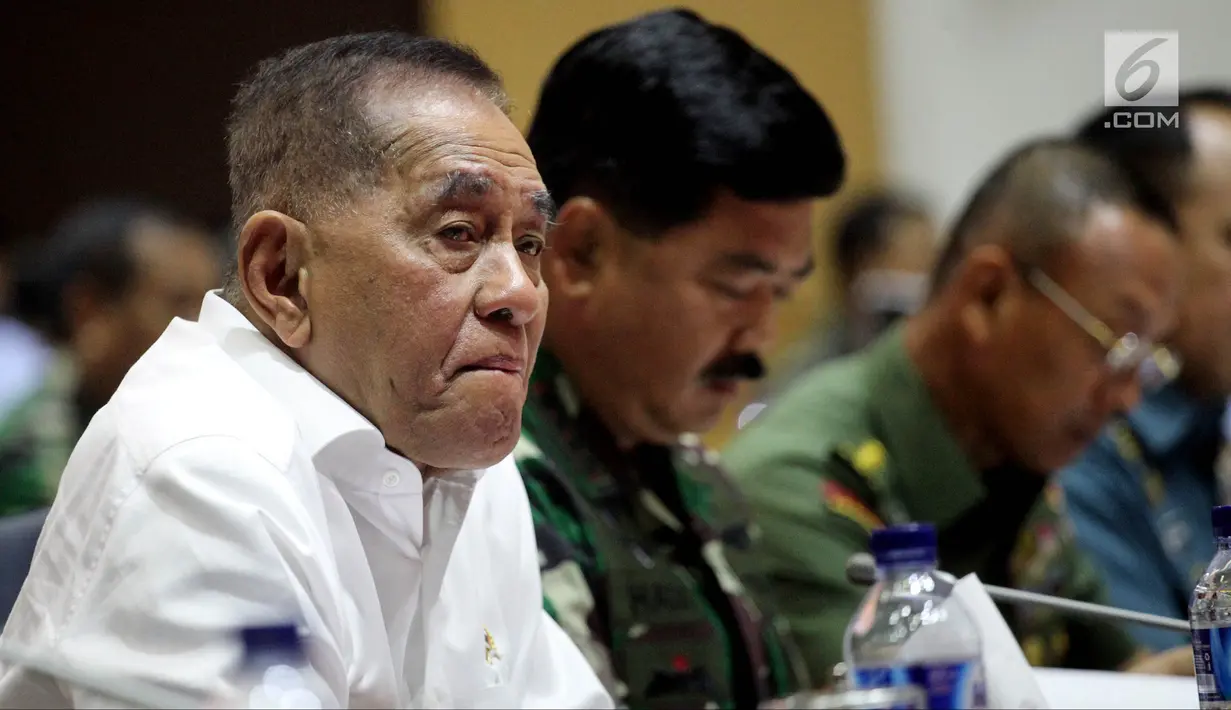 Menhan Ryamizard Ryacudu (kiri) dan Panglima TNI Marsekal Hadi Tjahjanto (dua kiri) mendengar pemaparan Komisi I DPR saat rapat kerja di Kompleks Parlemen, Senayan, Jakarta, Senin (29/1). (Liputan6.com/JohanTallo)