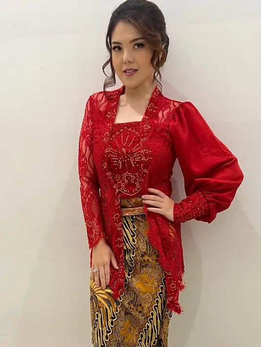 Kebaya brokat merah dengan lengan balon dipadukan kain batik lilit seperti Tina Toon ini bisa menginspirasi busana saat Imlek. [@tinatoon101]