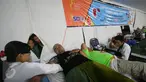 Dua anak mengintip proses pengambilan donor darah di Masjid Kauman,Yogyakarta, (11/6/2016).Safari donor darah ramadan pundi amal SCTV di sambut antusias oleh masyarakat.(Boy Harjanto)