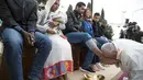 Sejumlah imigran, termasuk tiga muslim dari Mali, Suriah, dan Pakistan, dicium kakinya oleh Paus Fransiskus sebelum memimpin misa Kamis Putih, di lokasi penampungan di Castelnuovo, dekat Roma, Italia, Kamis (24/3/2016). (Reuters/ Osservatore Romano)
