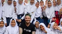 Potret David Beckham bersama anak-anak SMP Negeri 33 Semarang. (dok. Instagram @davidbeckham/https://www.instagram.com/p/CGMsDxUh2UG/Dinny Mutiah)