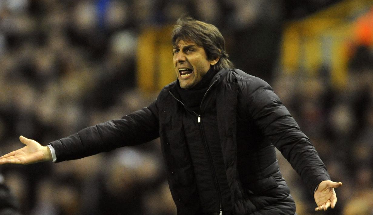 Ekspresi pelatih Chelsea, Antonio Conte memberikan instruksi kepada timnya saat melawan Wolverhampton Wanderers pada putaran kelima Piala FA di Molineux stadium, Wolverhampton, (18/2/2017). Chelsea menang 2-0. (AP/Rui Vieira)