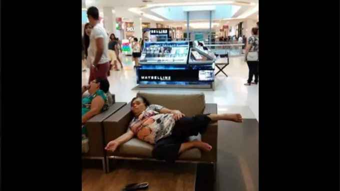 Ketiduran di Mall, Ibu Ini Langsung Jadi Bintang Meme