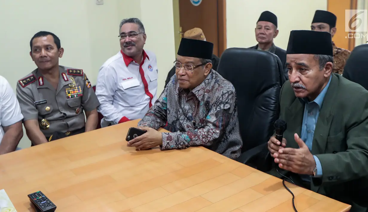 Sekretaris Jenderal LPOI Lutfi A Tamimi (kanan) bersama Ketua Umum LPOI, KH Said Aqil Siroj saat memberi keterangan dalam acara temu media di Jakarta, Senin (13/8). (Liputan6.com/Faizal Fanani)