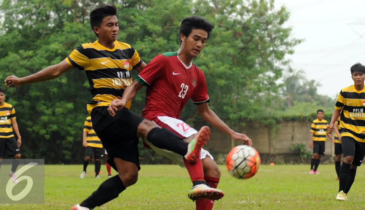Pemain seleksi Timnas Indonesia U-19, M Rafli (tengah) berebut bola dengan pemain PPLM saat laga uji tanding perdana di NYTC Sawangan, Jumat (5/8). Pemain seleksi Timnas U-19 berhasil menekuk PPLM 3-0. (Liputan6.com/Helmi Fithriansyah)