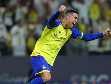 Pemain Al-Nassr, Cristiano Ronaldo melakukan selebrasi setelah mencetak gol penyeimbang 1-1 ke gawang Abha melalui ekseksusi tendangan bebas pada laga pekan ke-21 Liga Pro Arab Saudi 2022/2023 di Mrsool Park, Riyadh, Minggu (19/03/2023) WIB. Laga dimenangkan oleh Al-Nassr dengan skor 2-1. (Twitter/@AlNassrFC)