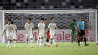 Pemain Timnas Vietnam U-20 usai menjebol gawang Timnas Timor Leste U-20 saat pertandingan Grup F Kualifikasi Piala Asia U-20 2023 melawan Timnas Timor Leste U-20 di Stadion Gelora Bung Tomo, Surabaya, Jumat (16/9/2022). (Bola.com/Ikhwan Yanuar)