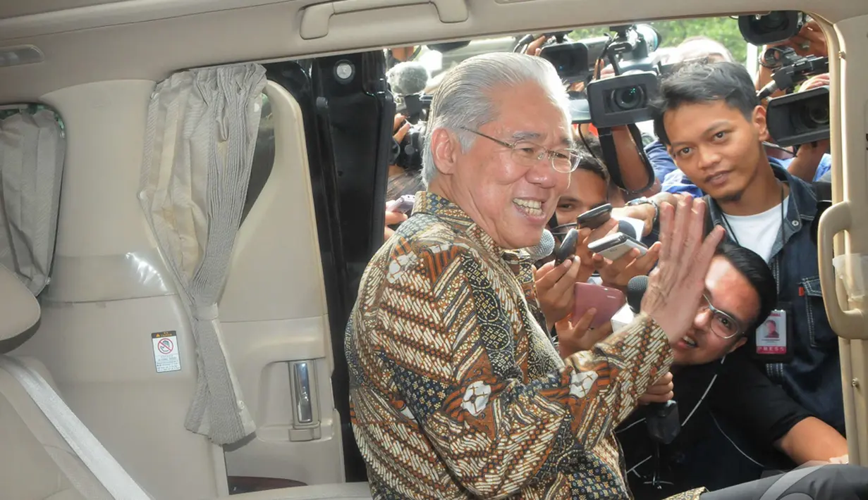 Politisi Nasdem, Enggartiasto Lukita mengaku pertemuan dengan Jokowi hanya membicarakan hal-hal yang umum saja. Ia membantah ada tawaran kabinet, Jakarta, Kamis (23/10/2014) (Liputan6.com/Herman Zakharia)