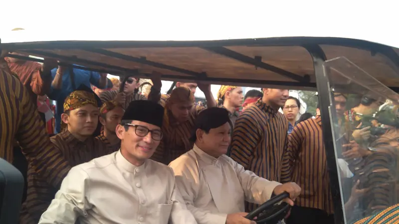 Pasangan calon presiden dan wakil presiden Prabowo Subianto-Sandiaga Uno mengikuti deklarasi kampanye damai. (Merdeka.com/Muhammad Genantan Saputra).