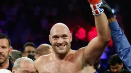 Petinju Inggris Tyson Fury tersenyum usai mengalahkan petinju petinju Jerman Tom Schwarz dalam pertarungan tinju kelas berat di MGM Grand Arena, Las Vegas, AS (16/6/2019). Tyson Fury meraih kemenangan secara technical knock out (TKO) atas Tom Schwarz. (AP Photo/John Locher)