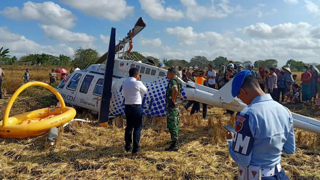 Insiden jatuhnya helikopter yang dioperasikan oleh PT Carpediem Air di Desa Kawo, Pujut, Lombok Tengah, Minggu (14/7/2019). (Dok Kemenhub)