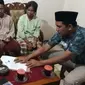 Pihak kepolisian melakukan mediasi dengan menghadirkan berbagai pihak untuk membuktikan alat kelamin terlalu besar yang diduga menjadi penyebab meninggalnya Jumatri. (Liputan6.com/ Dian Kurniawan)