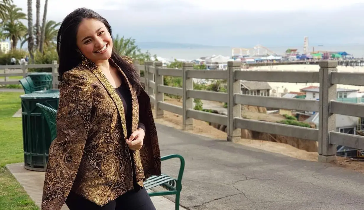 "Belum (ada calonnya). Kayaknya aku bakal selektif banget jadinya deh sekarang," tuturnya. "Harus orang yang tahu kamu dan mau menerima ya, yang bisa ngertiin?" timpal Ivan Gunawan selaku host acara tersebut. (Instagram/marshanda99)