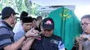 Sejumlah kerabat terlihat menggotong keranda jenazah Ferrasta Soebardi atau yang dikenal sebagai Pepeng saat tiba di rumah duka di kawasan Cinere, Depok, Rabu (6/5/2015). Pepeng meninggal dunia di usia 60 tahun. (Liputan6.com/Helmi Afandi)