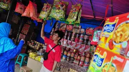 Mendekati lebaran sejumlah pedagang kue kering untuk kebutuhan Lebaran di kawasan tersebut semakin banyak dan ramai, Jakarta, Minggu (20/7/14). (Liputan6.com/Faizal Fanani)
