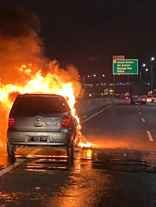 Mobil terbakar di ruas Tol Wiyoto Wiyono arah Pluit, Jakarta Utara
