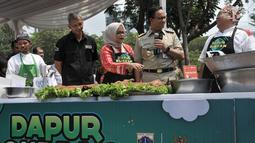 Gubernur DKI Jakarta Anies Baswedan didampingi istri Fery Farhati meninjau menu olahan daging kurban di Monas, Jakarta, Senin (12/8/2019). Sebanyak 5.000 boks makanan dari daging kurban dibagikan Pemprov DKI kepada warga Jakarta menengah ke bawah. (merdeka.com/Iqbal S. Nugroho)