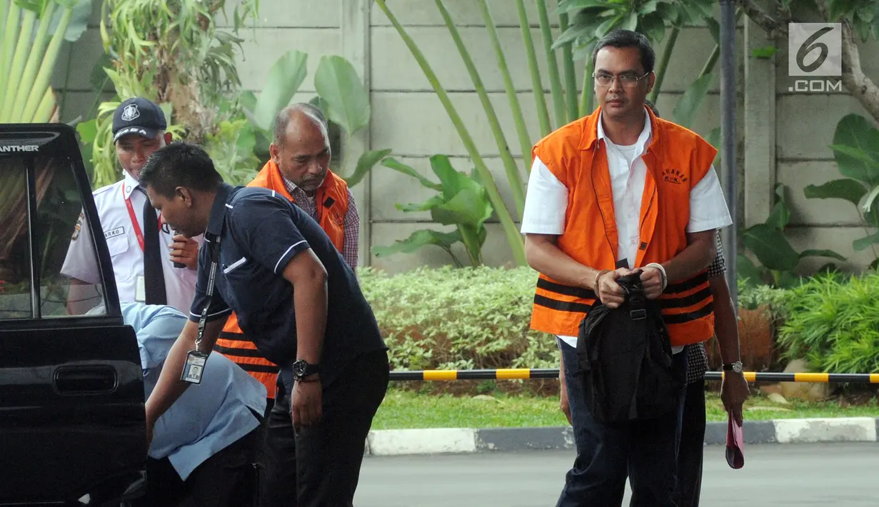 Deputi IV Kementerian Pemuda dan Olahraga Mulyana dan Manajer Legal PT Bina Sawit Abadi Pratama, Teguh Dudy Syamsuri Zaldy (kanan) turun dari mobil tahanan saat tiba di gedung KPK, Jakarta, Kamis (14/2). (Merdeka.com/Dwi Narwoko)