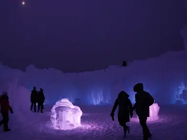 Sejumlah pengunjung melakukan tur di Kastil Es di Excelsior, Minnesota (18/1). Kastil es ini dibangun menggunakan ratusan ribu es oleh seniman es profesional.  (Anthony Souffle/Star Tribune via AP)