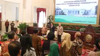 Presiden Joko Widodo didampingi Menteri Perekoniman, Darmin Nastion dan Mendag Enggartiasto Lukita saat mengikuti rapat kerja Kementerian Perdagangan (Kemendag) 2018 di Istana Negara, Jakarta, Rabu (31/1). (Liputan6.com/Angga Yuniar)