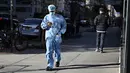 Seorang pekerja medis berjalan sambil melihat ponsel menuju rumah sakit selama pandemi COVID-19 di New York City (21/4/2020). (Cindy Ord/Getty Images/AFP)