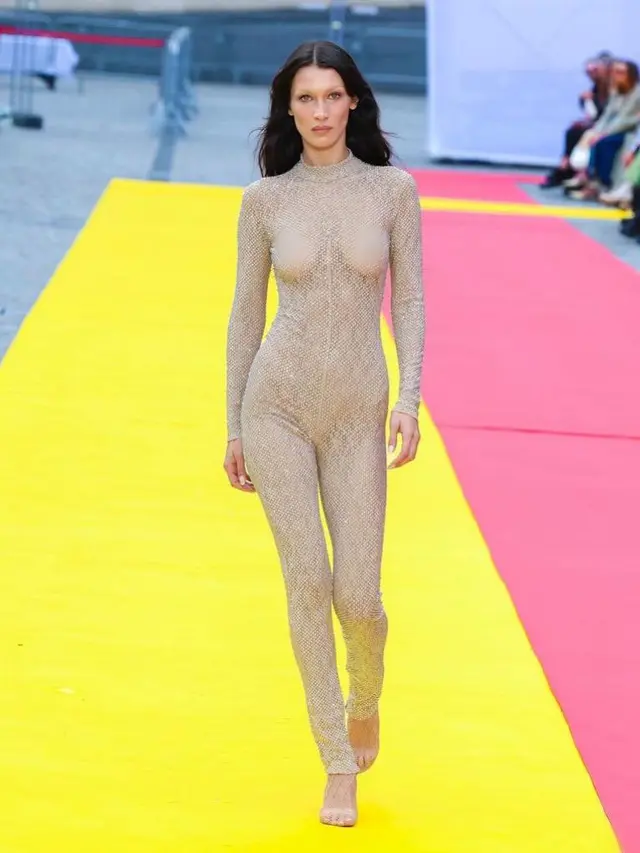 6 Potret Gaya Fenomenal Bella Hadid di Paris Fashion Week SS23, Gaun Semprot hingga Busana ala Kartun