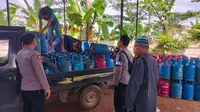 Enam pelaku pengoplos gas elpiji subsidi 3 kilogram ke tabung gas non subsidi 12 kilogram di Bogor, Jawa Barat ditangkap. (Liputan6.com/Achmad Sudarno)