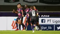 Para pemain RANS Nusantara FC merayakan gol yang dicetak Septian Bagaskara (kiri) ke gawang PSS Sleman dalam laga pekan ke-2 BRI Liga 1 2022/2023 antara RANS Nusantara FC melawan PSS Sleman di Stadion Pakansari, Bogor, Jumat (29/7/2022) malam WIB. (Bola.com/M Iqbal Ichsan)