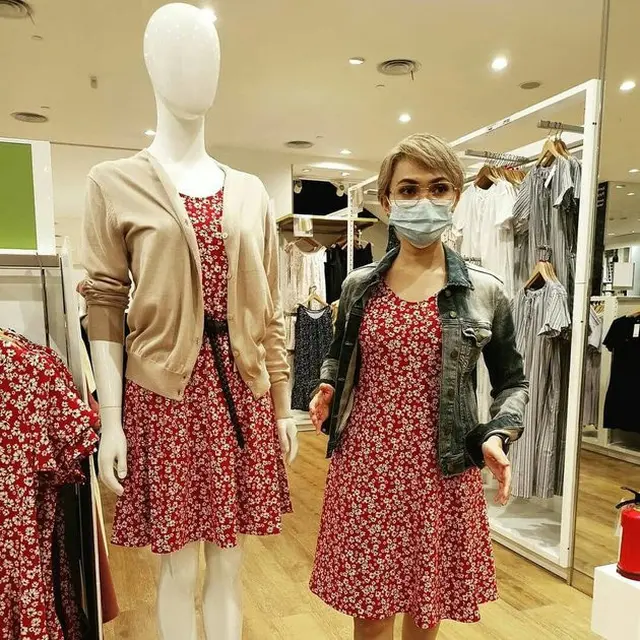 6 Potret Terbaru Rina Nose dengan Rambut Super Pendek, Bikin Pangling