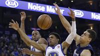 Pebasket Golden State Warriors, Andre Iguodala, berebut bola dengan pebasket Dallas Maverick, Dwight Powell, pada laga NBA di Oracle Arena, Oakland, Kamis (14/12/2017). Warriors menang 112-97 atas Mavericks. (AP/Marcio Sanchez)