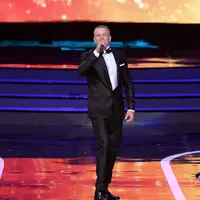 Membawakan salah satu lagunya ang berjudul Bad Day, tampak Daniel Powter bersalaman dengan salah satu finalis. Melihat momen ini, tentunya para penonton bersorak dengan ramai. (Nurwahyunan/Bintang.com)