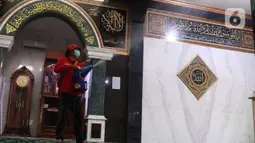 Petugas PMI Kota Tangerang melakukan penyenprotan disinfektan di area masjid Al Hidayah Cipondoh, Tangerang, Banten, Jumat (1/4/2022). Penyemprotan tersebut dilakukan untuk mengantisipasi penyebran covid 19 selama bulan Ramadhan. (Liputan6.com/Angga Yuniar)