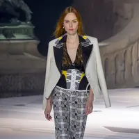 PFW fall 2018, korset untuk tampil dramatis di Elie Saab dan Louis Vuitton