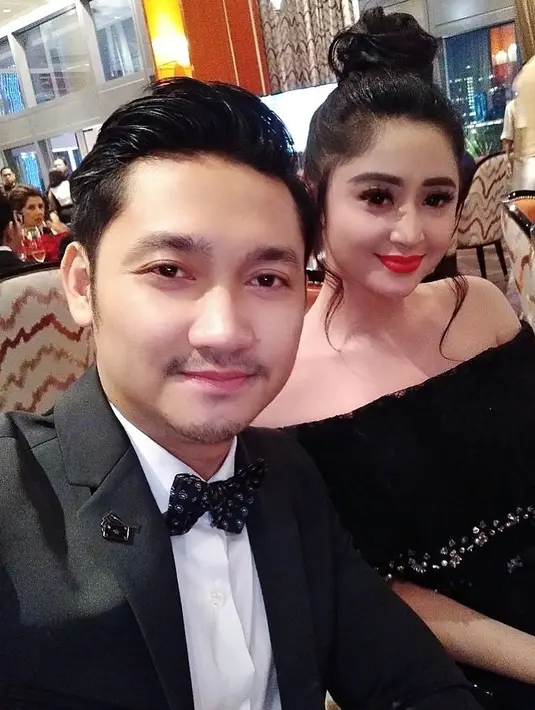 Angga Wijaya membuat kejutan dengan mengajak penari (dancer). Perempuan dancer itu ternyata bisa menyulut emosi Dewi Perssik lantaran selalu mendekati suaminya. (Instagram/anggawijaya88)