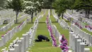 Warga Korea Selatan Park Ung-gi membungkuk di depan nisan pamannya Park Tae-son yang gugur saat Perang Korea pada peringatan Hari Pahlawan di Pemakaman Nasional Seoul, Seoul, Korea Selatan, Senin (6/6/2022). (AP Photo /Ahn Young-joon)