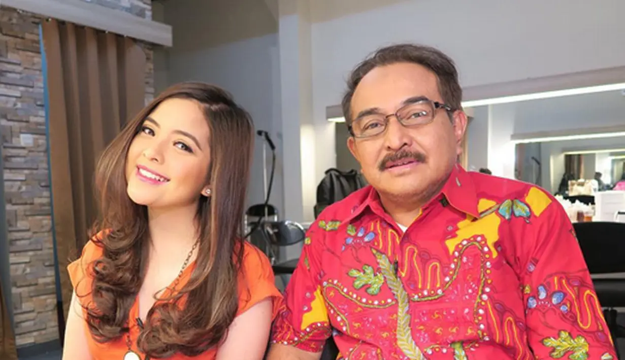 Lewat akun pribadinya juga, Tasya Kamila mendoakan kepergian sang ayah agar tenang di sisi-Nya. Ia juga pertama kali mengabarkan kepergian sang ayah dengan mengunggah video ayahnya dan menuliskan kabar duka tersebut. (Instagram/tasyakamila)