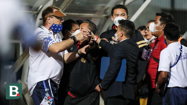 Pelatih Persib Bandung, Robert Alberts dan COO Bhayangkara FC, Sumardji.
