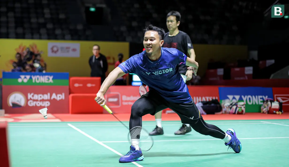<p>Pebulu tangkis Indonesia, Mohammad Ahsan berpasangan dengan Hendra Setiawan berusaha mengembalikan kok saat berlatih menjelang turnamen Indonesia Masters 2025 di Istora Senayan, Jakarta, Senin (20/01/2025). (Bola.com/Bagaskara Lazuardi)</p>
